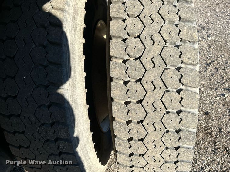 image for item JW9215 2005 International 4400  flatbed truck