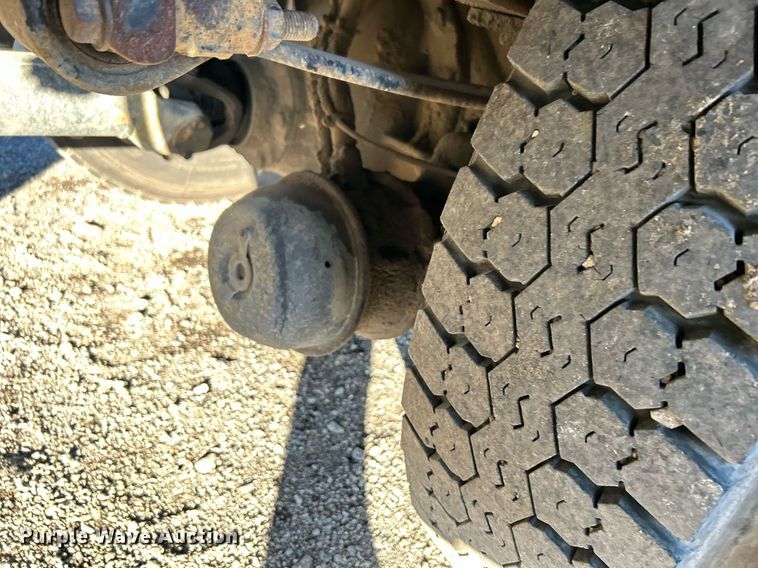 image for item JW9215 2005 International 4400  flatbed truck