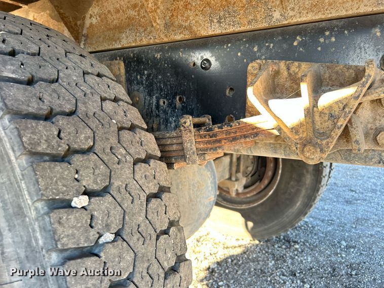 image for item JW9215 2005 International 4400  flatbed truck