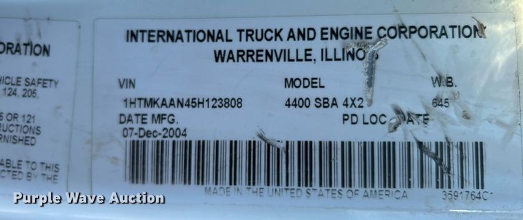image for item JW9215 2005 International 4400  flatbed truck