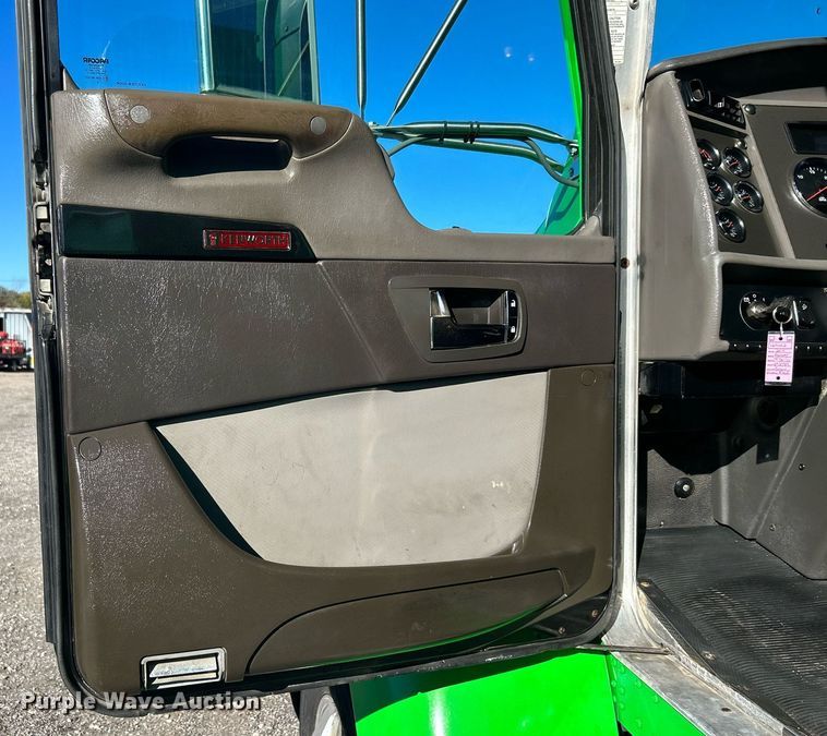 image for item KH9537 2011 Kenworth T370  delivery truck