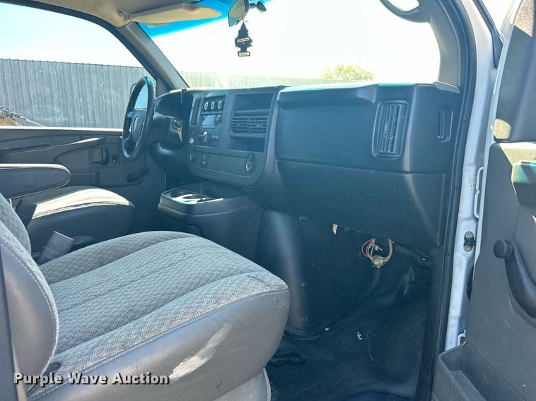 image for item KH9547 2009 GMC Savana G3500  utility van