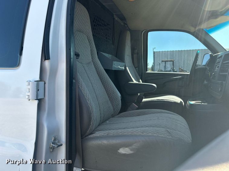 image for item KH9547 2009 GMC Savana G3500  utility van