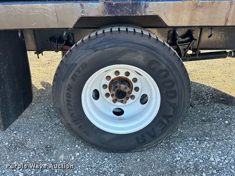 image for item KH9614 2015 Ford F650 Super Duty  flatbed truck