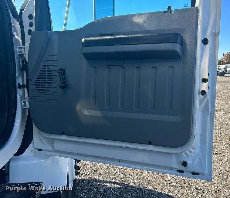 image for item KH9624 2013  Ford F650 Super Duty  box truck