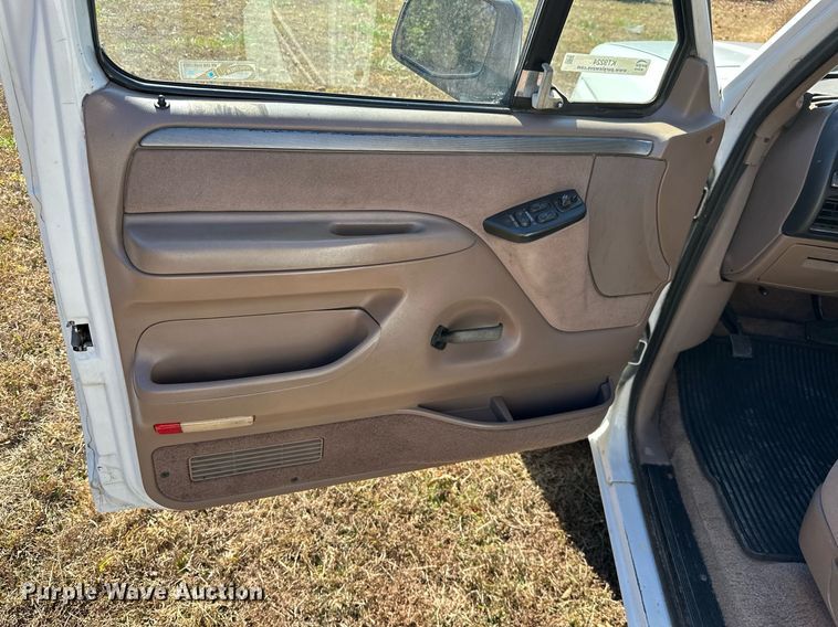 image for item KT9224 1993 Ford Bronco  SUV