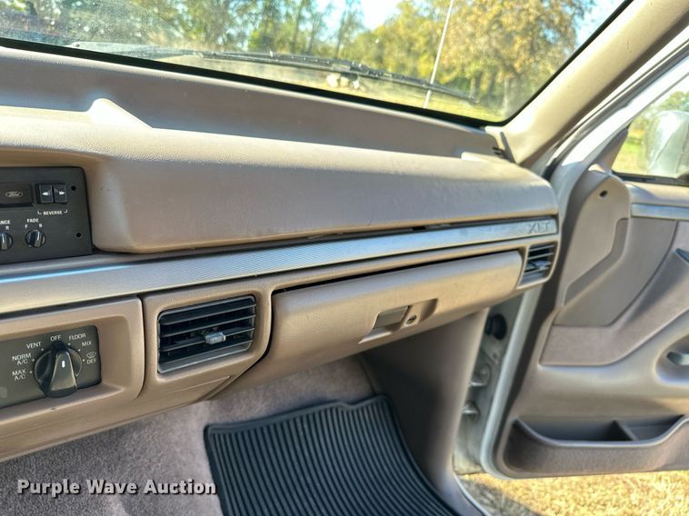 image for item KT9224 1993 Ford Bronco  SUV