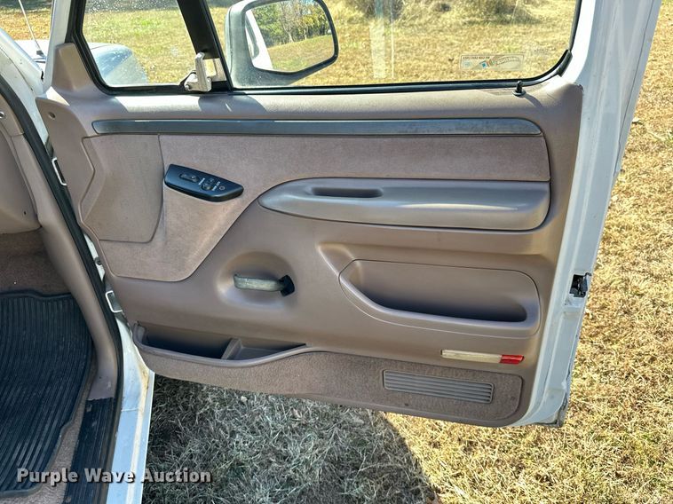 image for item KT9224 1993 Ford Bronco  SUV