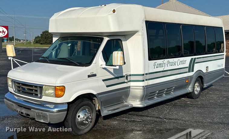 image for item KT9347 2006 Ford E450 Super Duty  shuttle bus