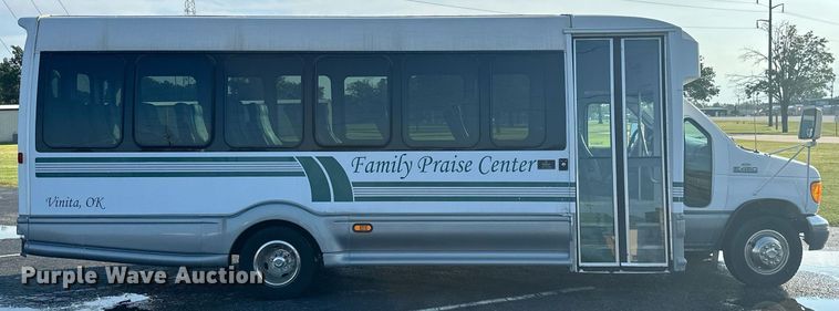 image for item KT9347 2006 Ford E450 Super Duty  shuttle bus