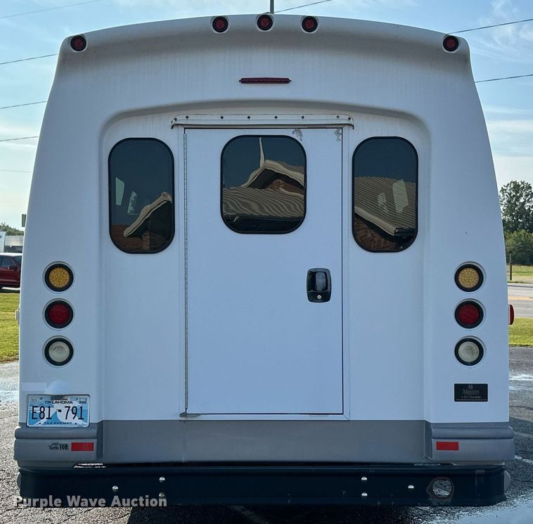 image for item KT9347 2006 Ford E450 Super Duty  shuttle bus