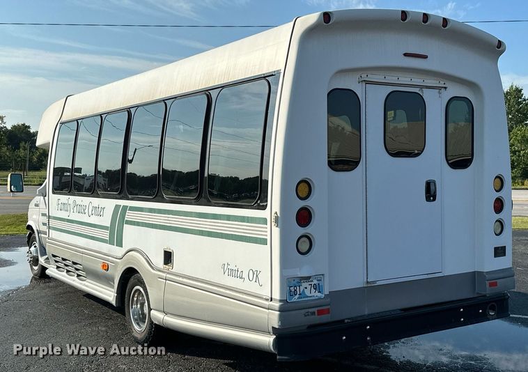 image for item KT9347 2006 Ford E450 Super Duty  shuttle bus