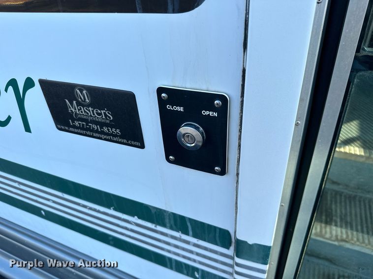 image for item KT9347 2006 Ford E450 Super Duty  shuttle bus