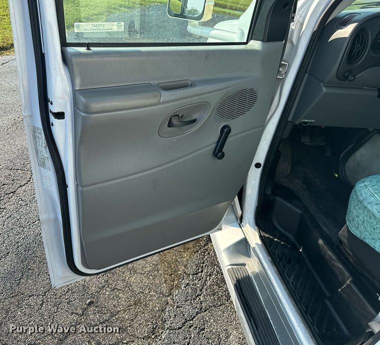 image for item KT9347 2006 Ford E450 Super Duty  shuttle bus