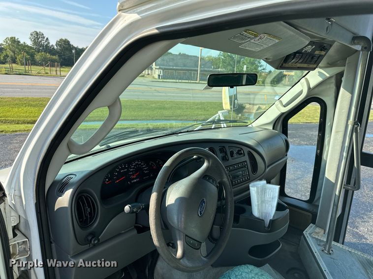 image for item KT9347 2006 Ford E450 Super Duty  shuttle bus