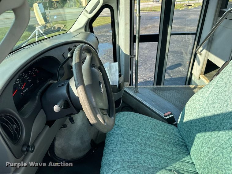 image for item KT9347 2006 Ford E450 Super Duty  shuttle bus
