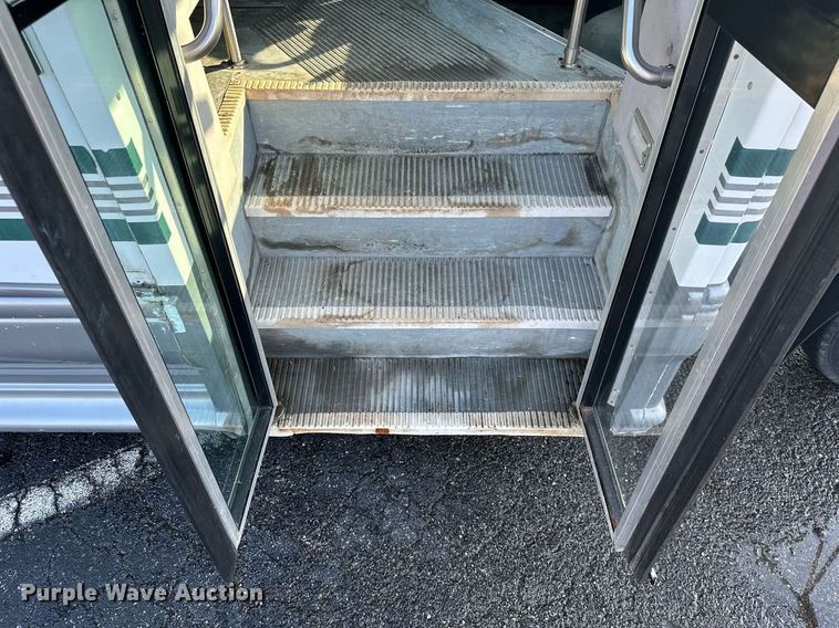 image for item KT9347 2006 Ford E450 Super Duty  shuttle bus