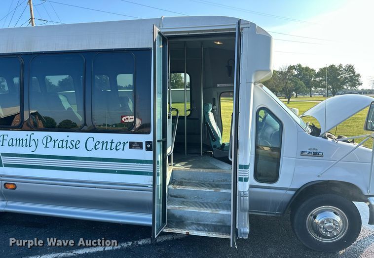 image for item KT9347 2006 Ford E450 Super Duty  shuttle bus