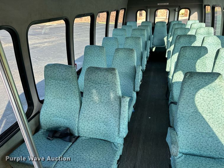 image for item KT9347 2006 Ford E450 Super Duty  shuttle bus