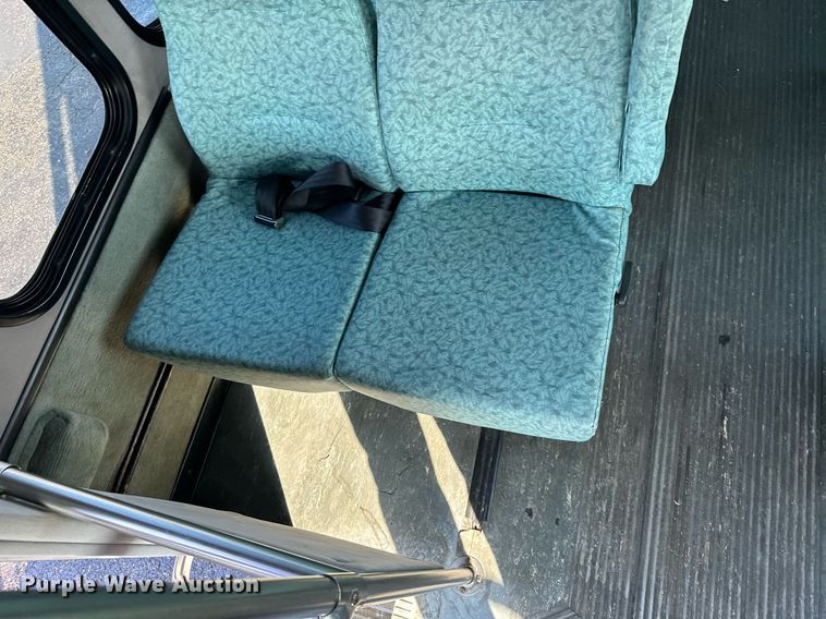 image for item KT9347 2006 Ford E450 Super Duty  shuttle bus