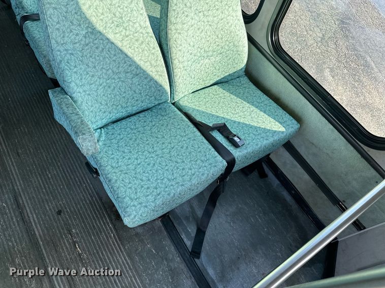 image for item KT9347 2006 Ford E450 Super Duty  shuttle bus