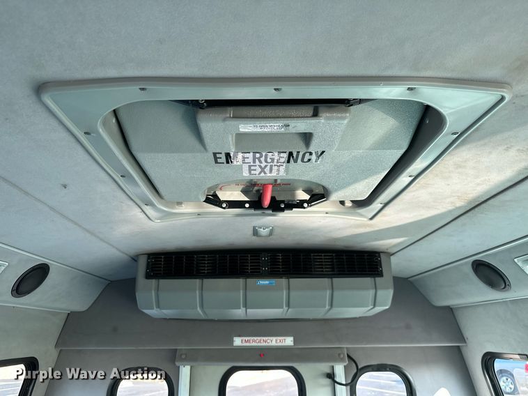 image for item KT9347 2006 Ford E450 Super Duty  shuttle bus