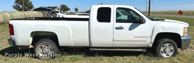 image for item KX9735 2010 Chevrolet Silverado 2500HD  Ext. Cab pickup truck