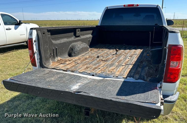 image for item KX9735 2010 Chevrolet Silverado 2500HD  Ext. Cab pickup truck