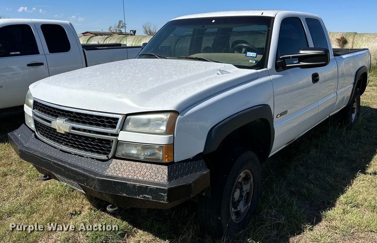 image for item KX9737 2006 Chevrolet Silverado 3500  Ext. Cab pickup truck