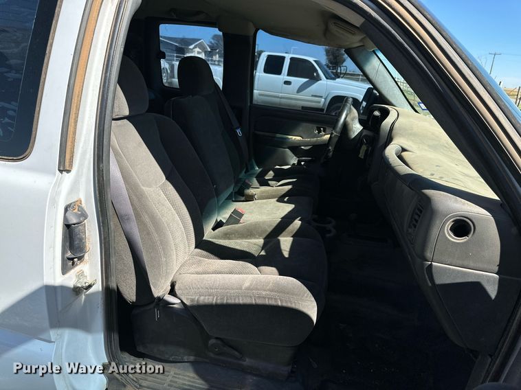 image for item KX9737 2006 Chevrolet Silverado 3500  Ext. Cab pickup truck