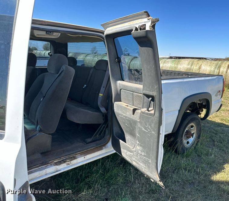 image for item KX9737 2006 Chevrolet Silverado 3500  Ext. Cab pickup truck
