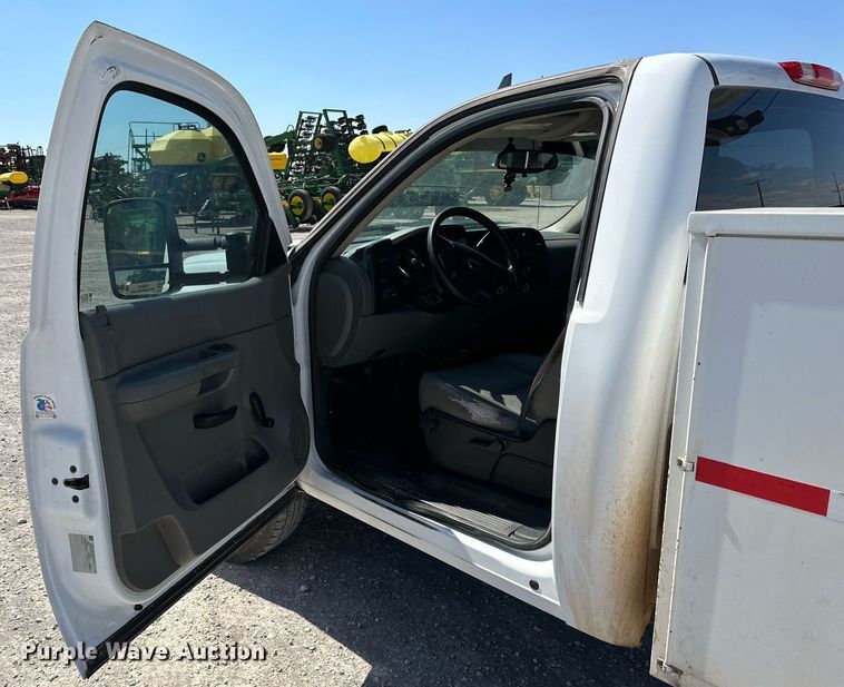 image for item KX9742 2009 GMC Sierra 3500HD  utility bed pickup truck