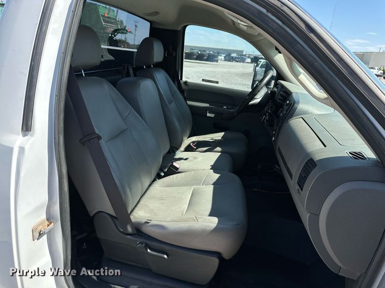 image for item KX9742 2009 GMC Sierra 3500HD  utility bed pickup truck