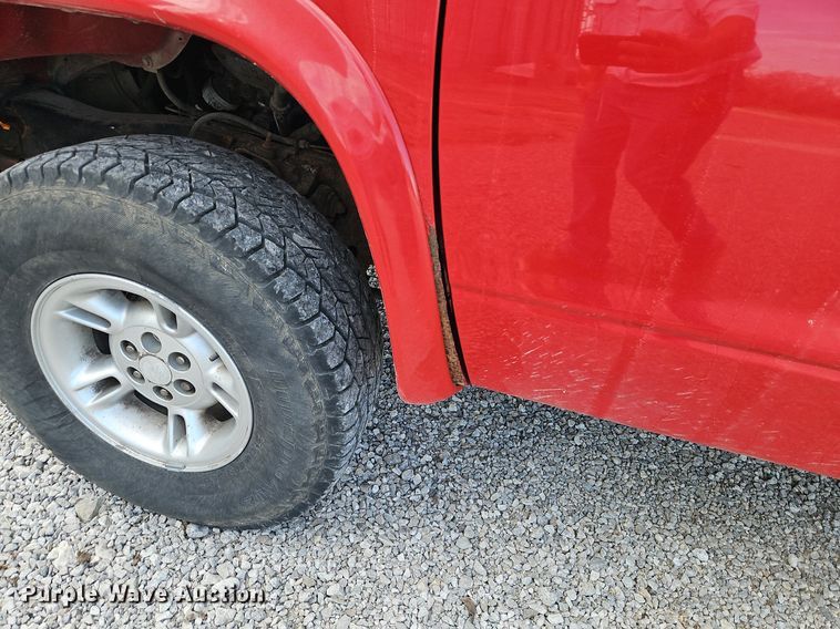 image for item LB9584 2000 Dodge Dakota  Quad Cab pickup truck