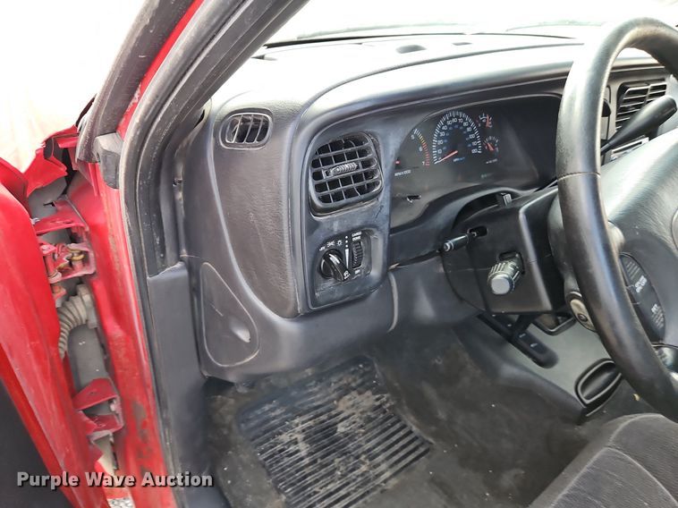 image for item LB9584 2000 Dodge Dakota  Quad Cab pickup truck