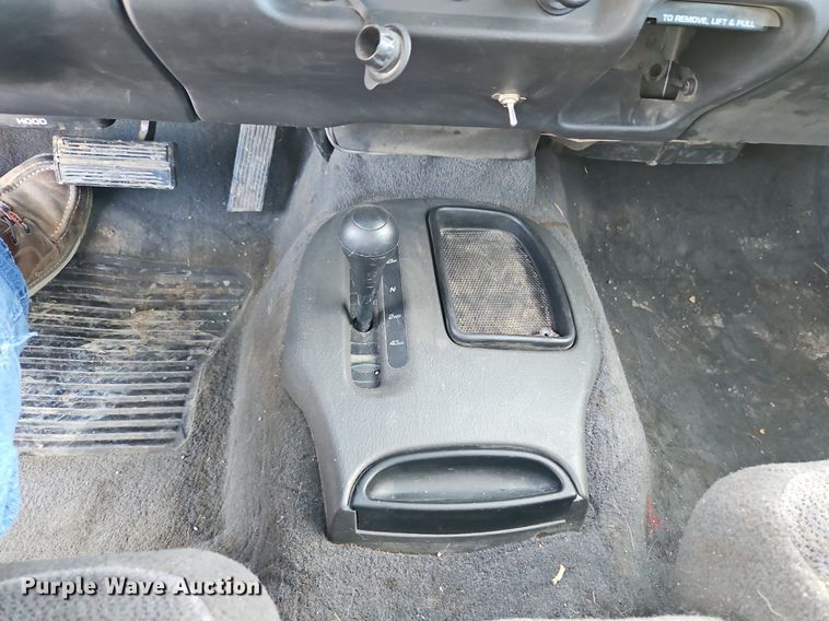 image for item LB9584 2000 Dodge Dakota  Quad Cab pickup truck