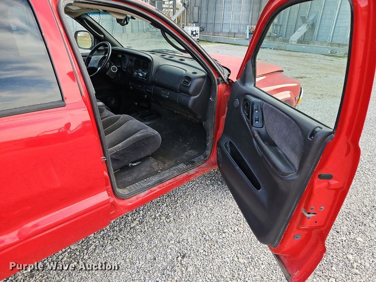 image for item LB9584 2000 Dodge Dakota  Quad Cab pickup truck