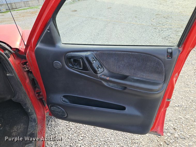 image for item LB9584 2000 Dodge Dakota  Quad Cab pickup truck