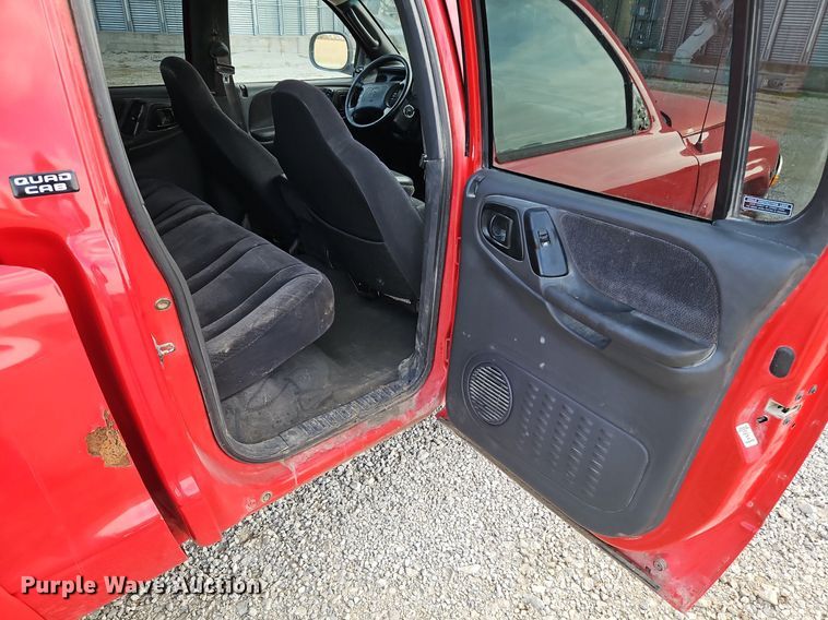 image for item LB9584 2000 Dodge Dakota  Quad Cab pickup truck