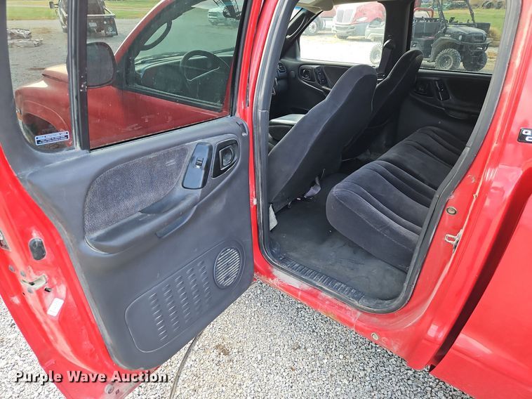 image for item LB9584 2000 Dodge Dakota  Quad Cab pickup truck