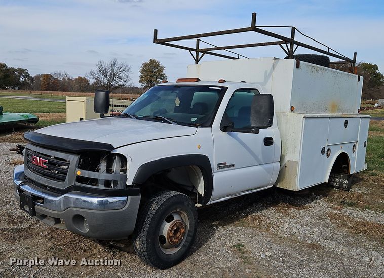 image for item LB9585 2005 GMC 3500  utility bed pickup truck