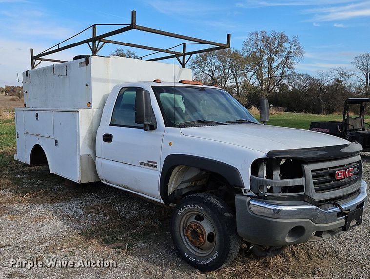 image for item LB9585 2005 GMC 3500  utility bed pickup truck