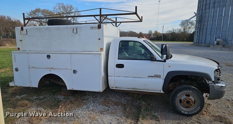 image for item LB9585 2005 GMC 3500  utility bed pickup truck