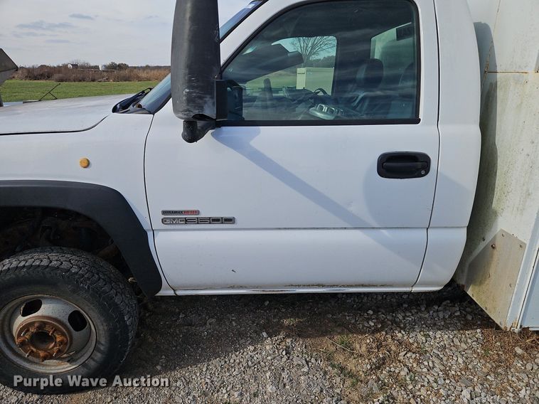 image for item LB9585 2005 GMC 3500  utility bed pickup truck