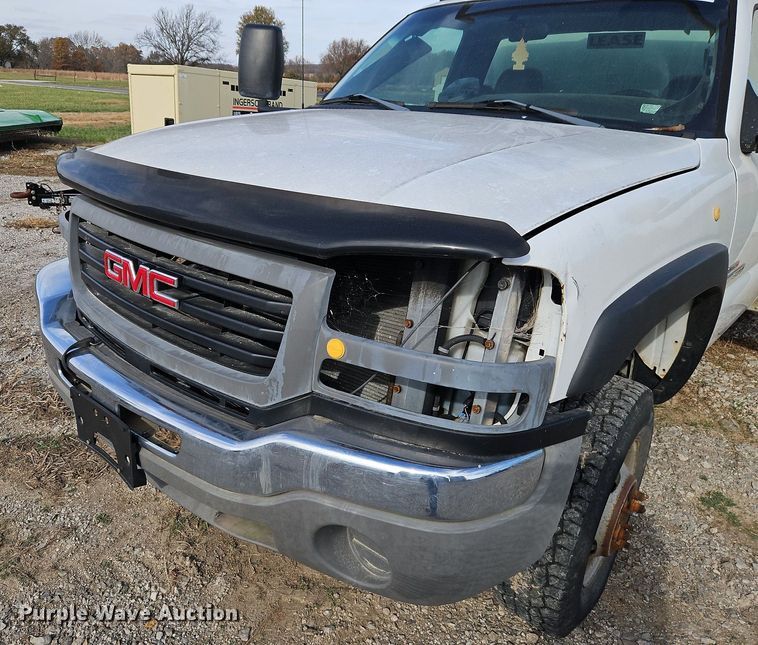 image for item LB9585 2005 GMC 3500  utility bed pickup truck