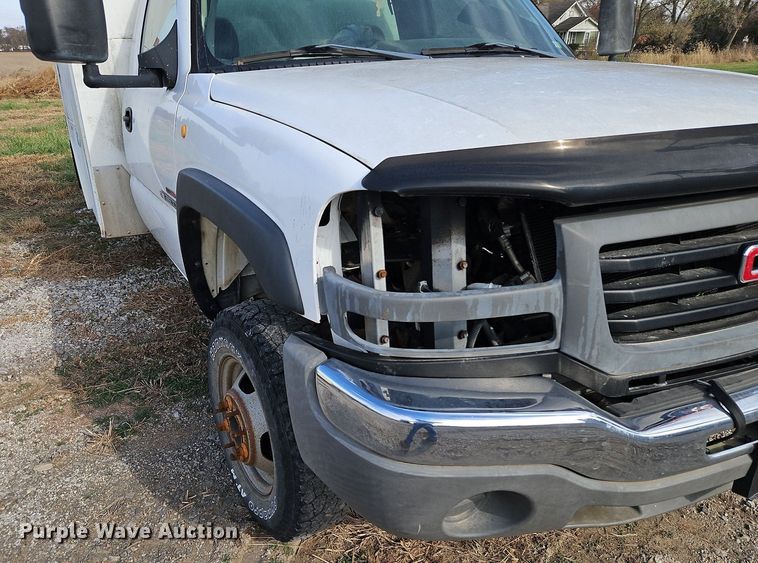 image for item LB9585 2005 GMC 3500  utility bed pickup truck