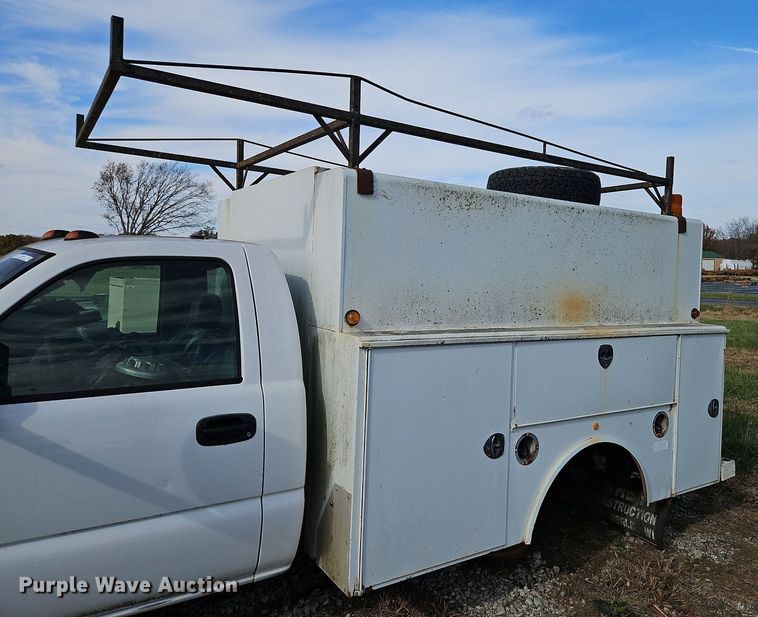image for item LB9585 2005 GMC 3500  utility bed pickup truck