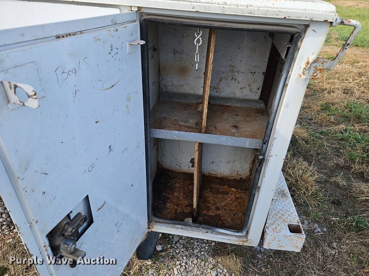 image for item LB9585 2005 GMC 3500  utility bed pickup truck