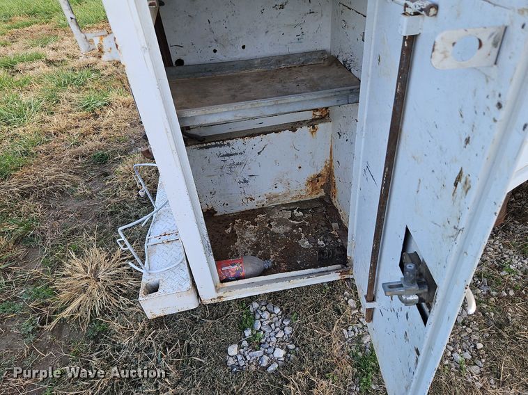 image for item LB9585 2005 GMC 3500  utility bed pickup truck