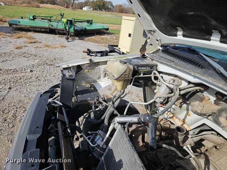 image for item LB9585 2005 GMC 3500  utility bed pickup truck